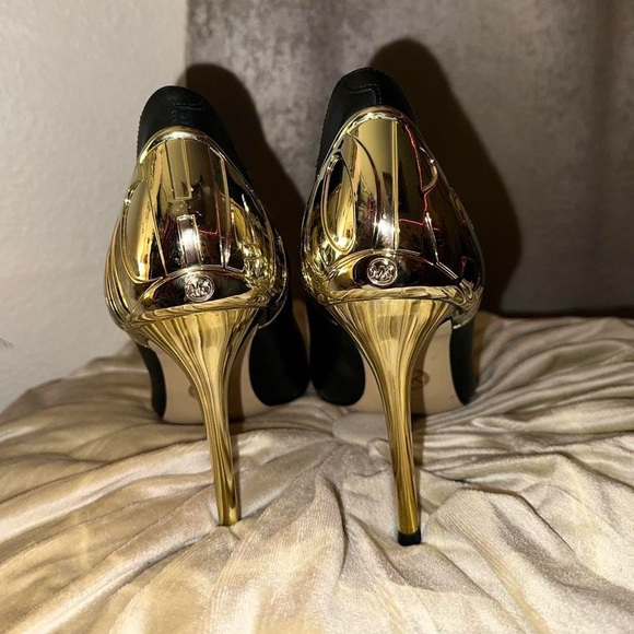 Michael Kors Khloe Pointed toe Leather Pumps - Picture 8 of 8